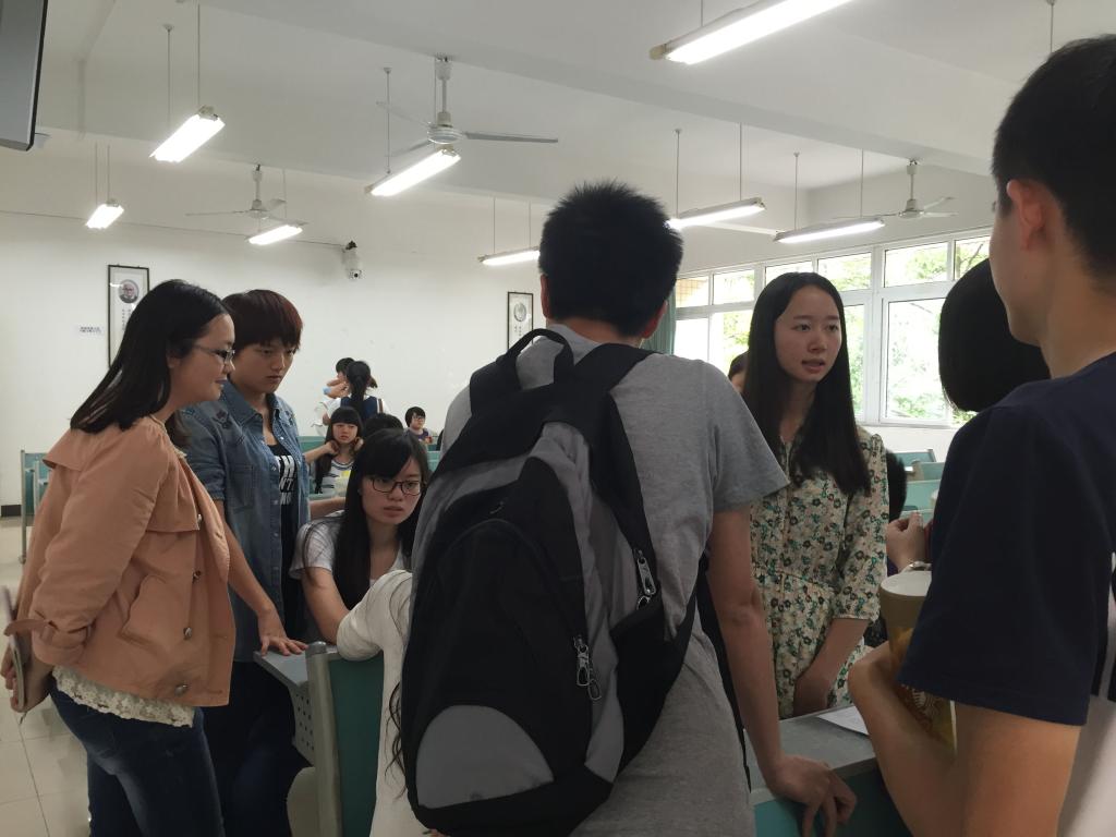 会后同学们积极交流提问