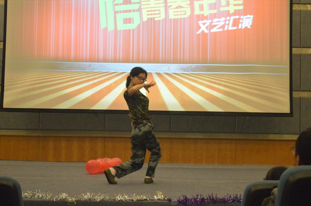 游戏中同学上台表演
