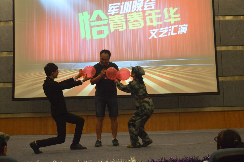 辅导员代表卢鹏献唱